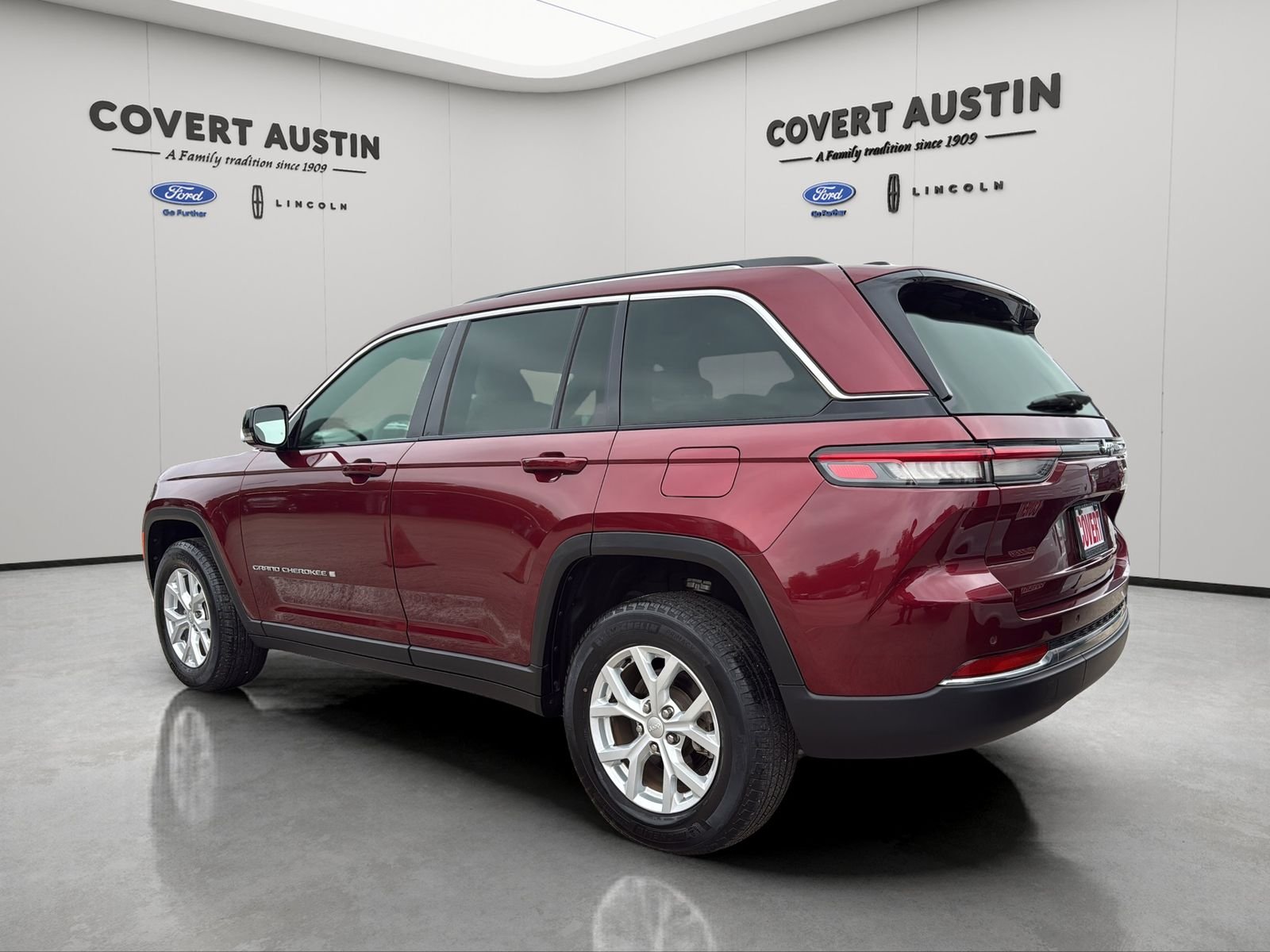 Used 2023 Red Jeep Limited image 3
