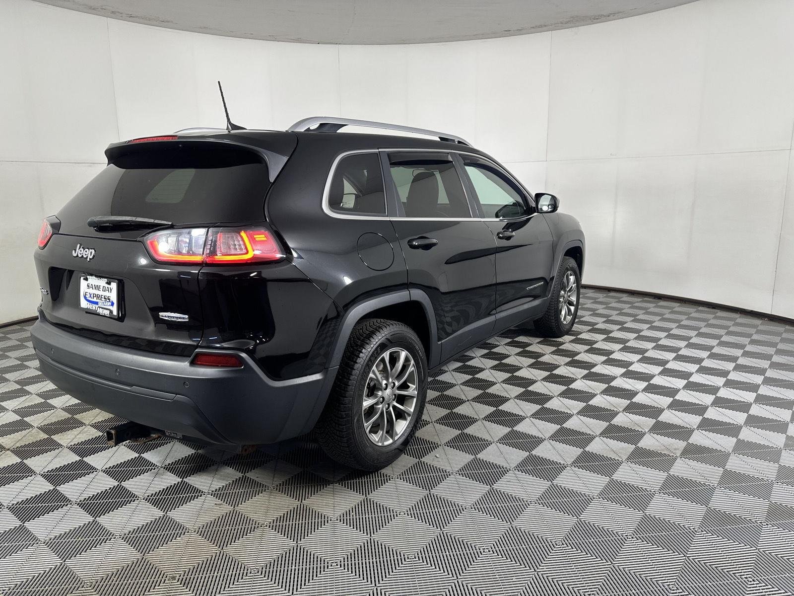 Used 2019 Diamond Black Crystal Pearlcoat Jeep Latitude Plus image 11