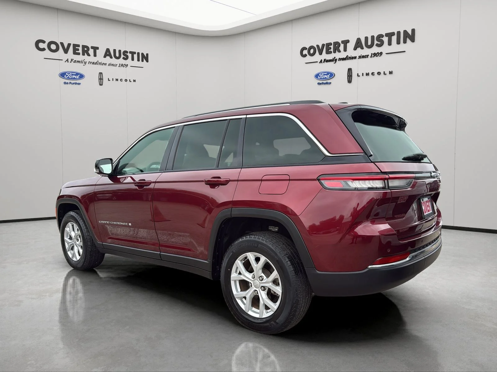 Used 2023 Red Jeep Limited image 3