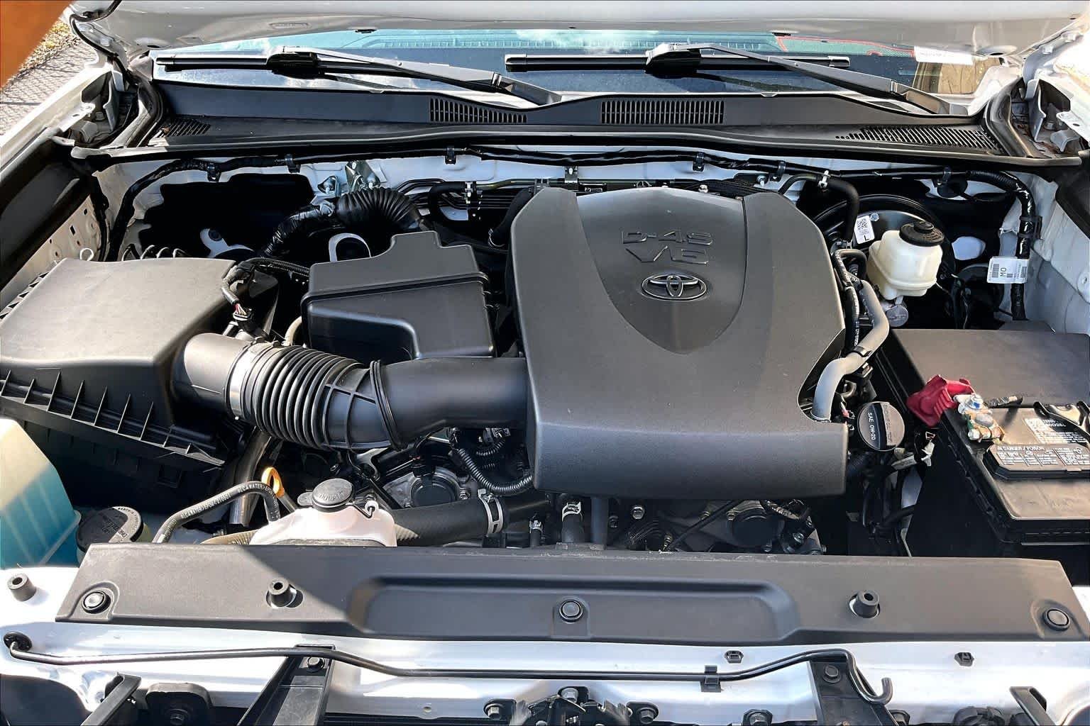 Used 2022 White Toyota SR5 image 32