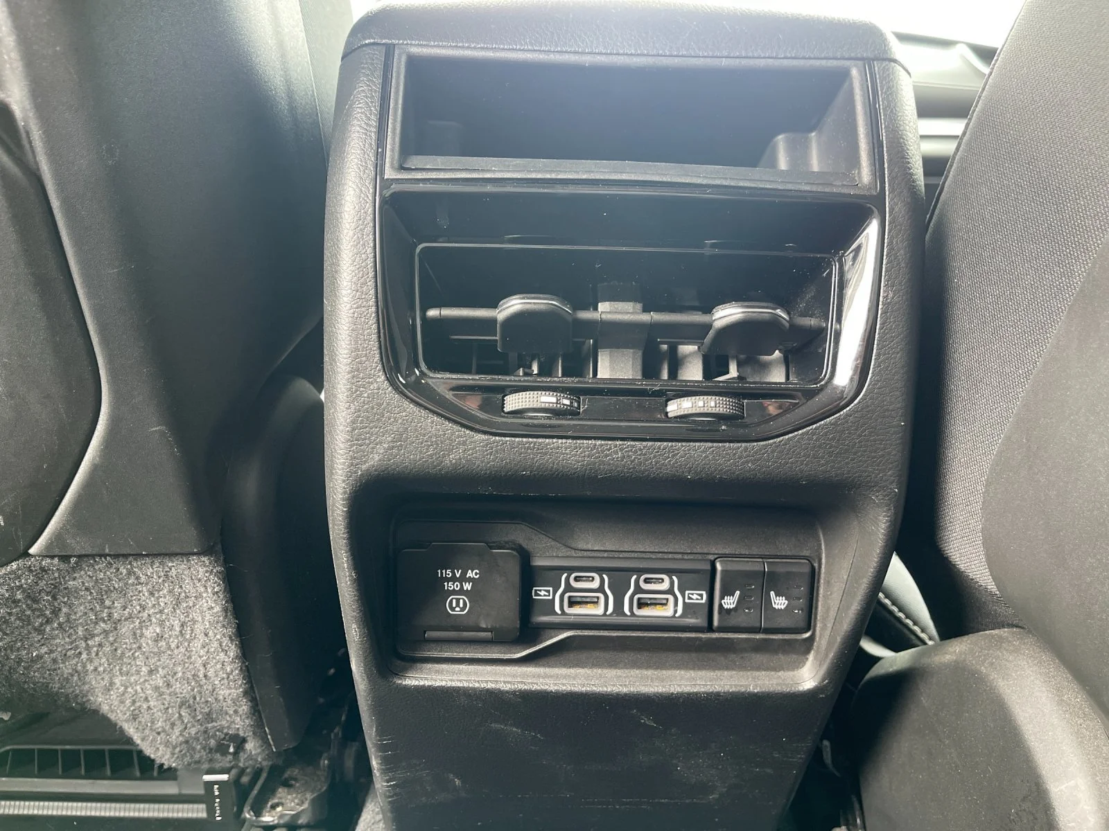 Used 2023  Jeep Limited image 15