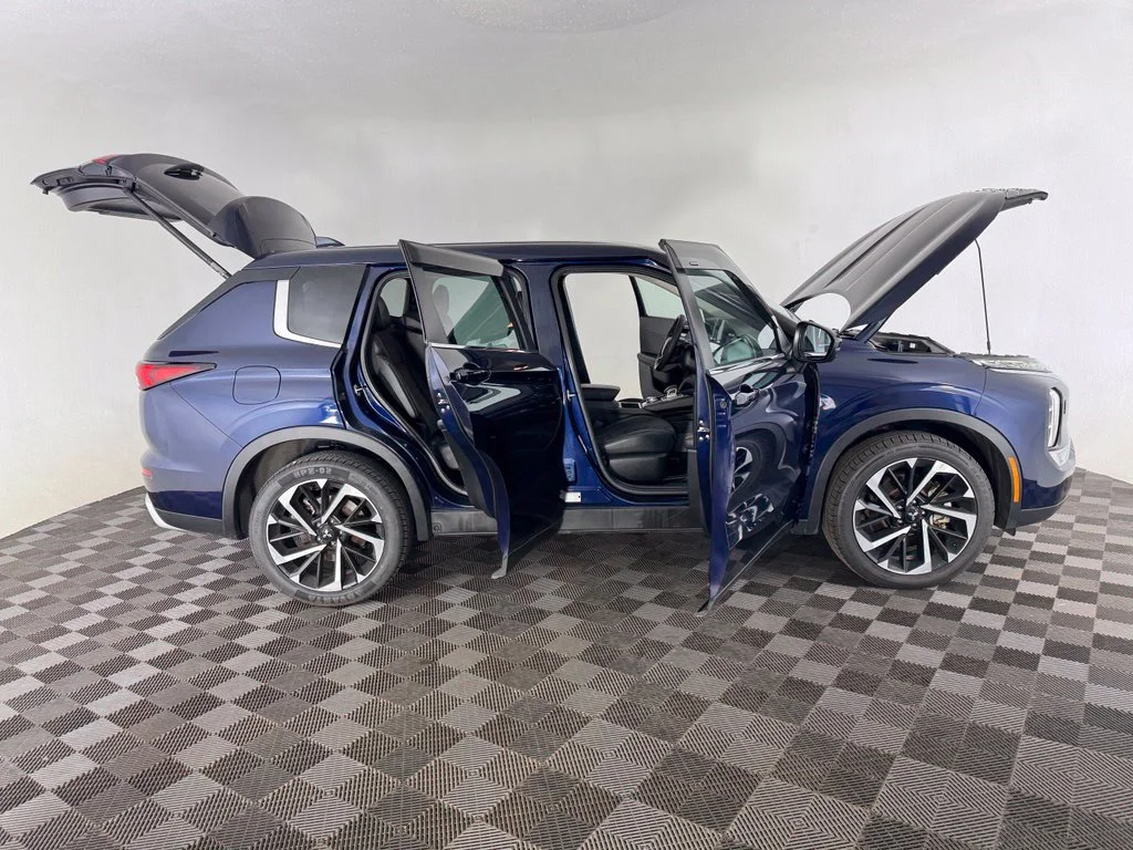 Used 2023 Blue Mitsubishi SE image 10