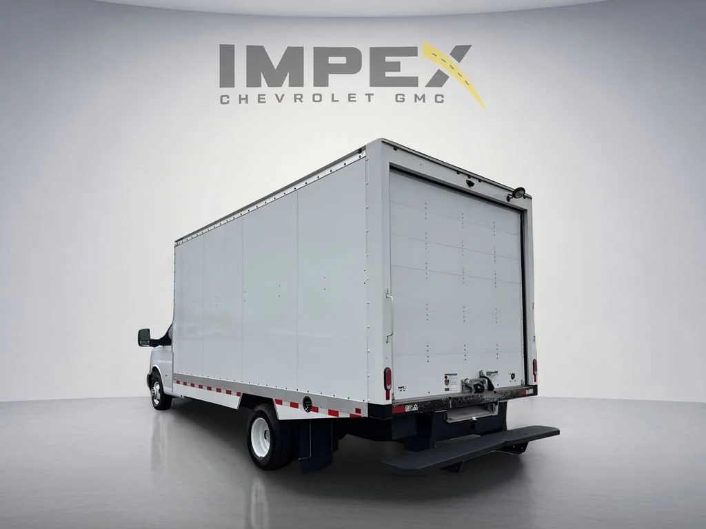 Used 2024 Summit White Chevrolet 1WT image 3