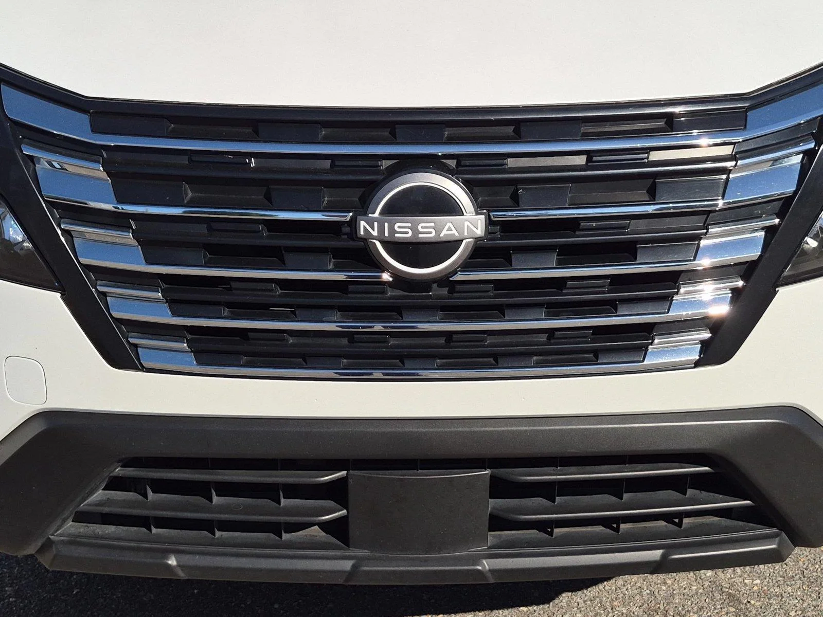 Used 2025 Everest White Pearl Nissan SV image 13