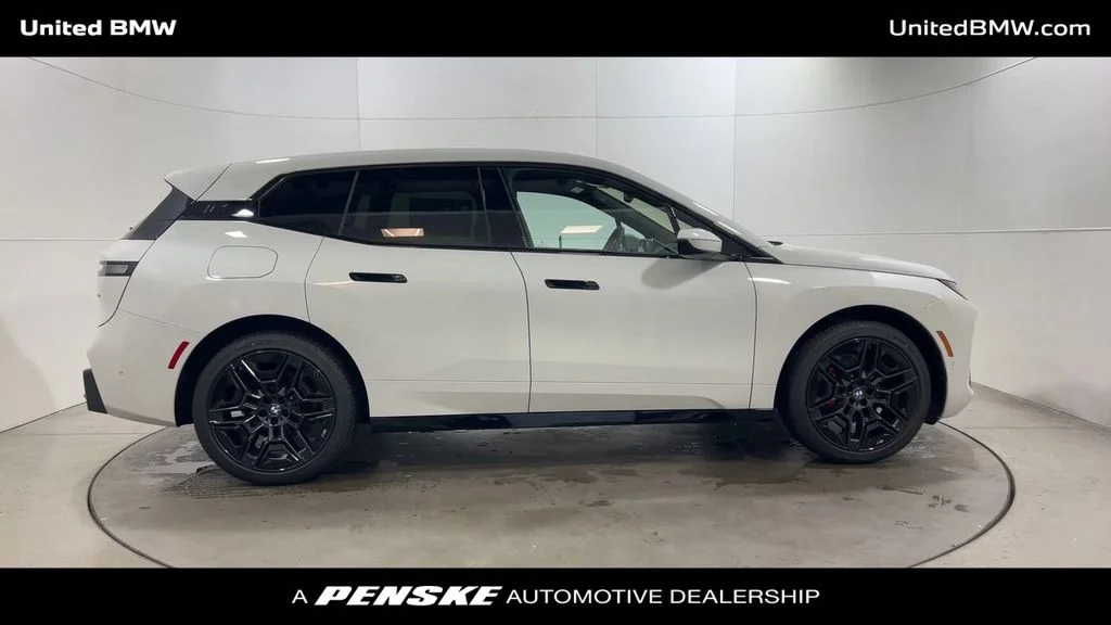 Used 2026 Alpine White BMW xDrive60 image 9