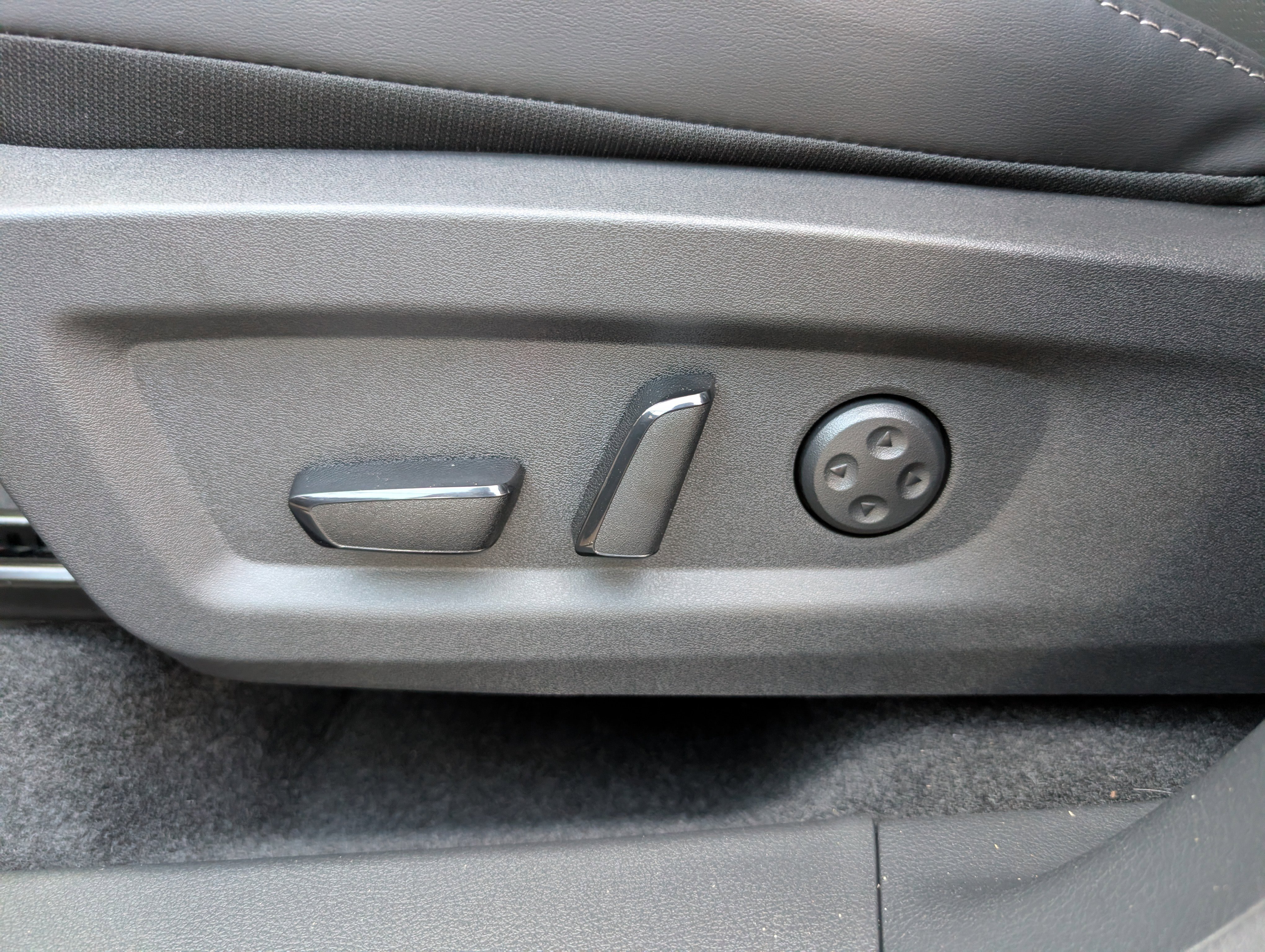 New 2026 Champagne Silver Metallic Nissan Platinum image 16
