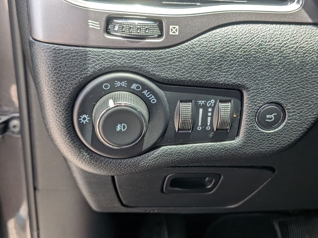 Used 2022 Gray Jeep Limited image 19