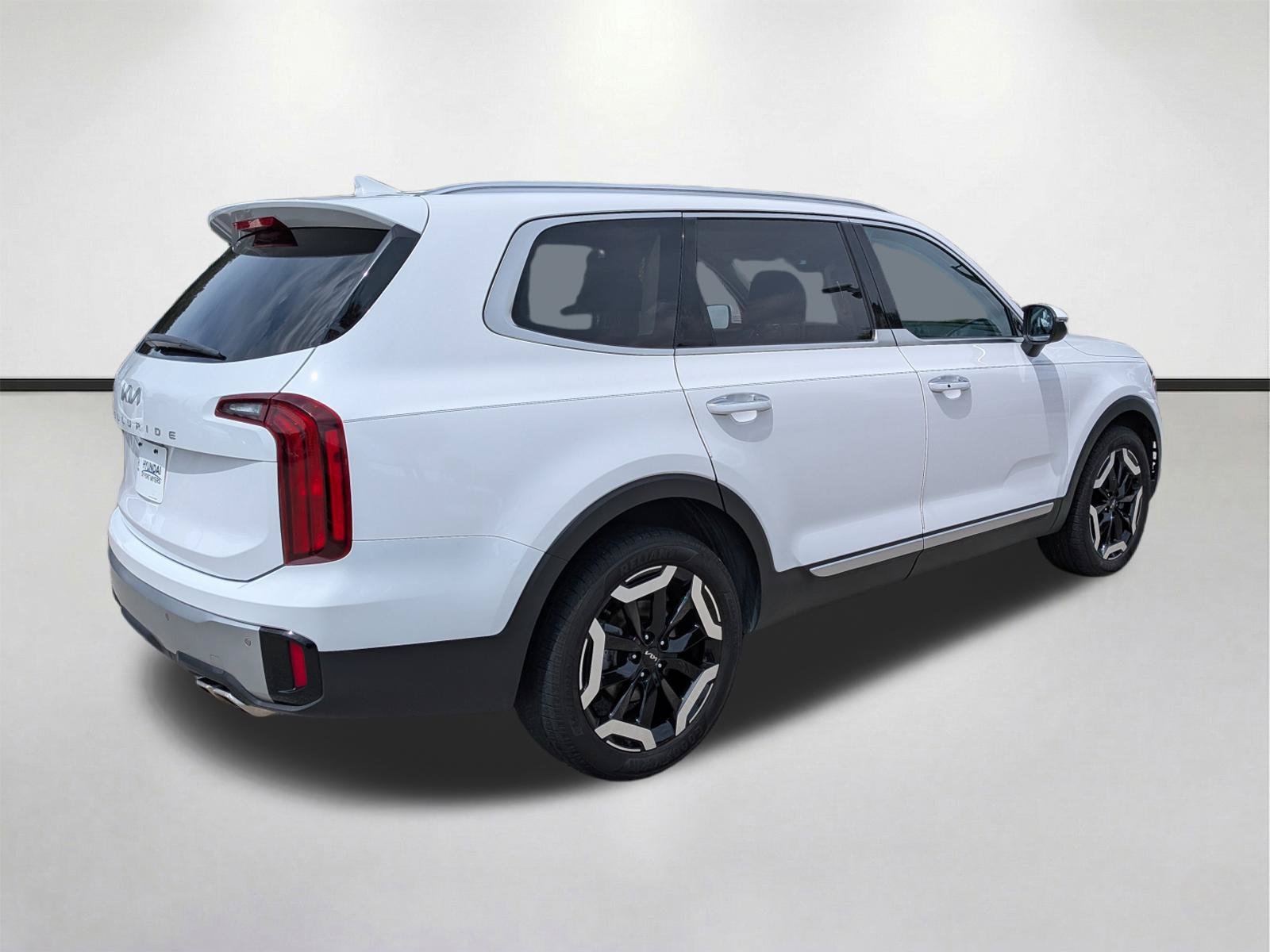Used 2023 Glacial White Pearl Kia S image 4