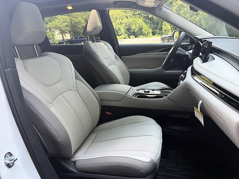 New 2027 Radiant White INFINITI PURE image 21