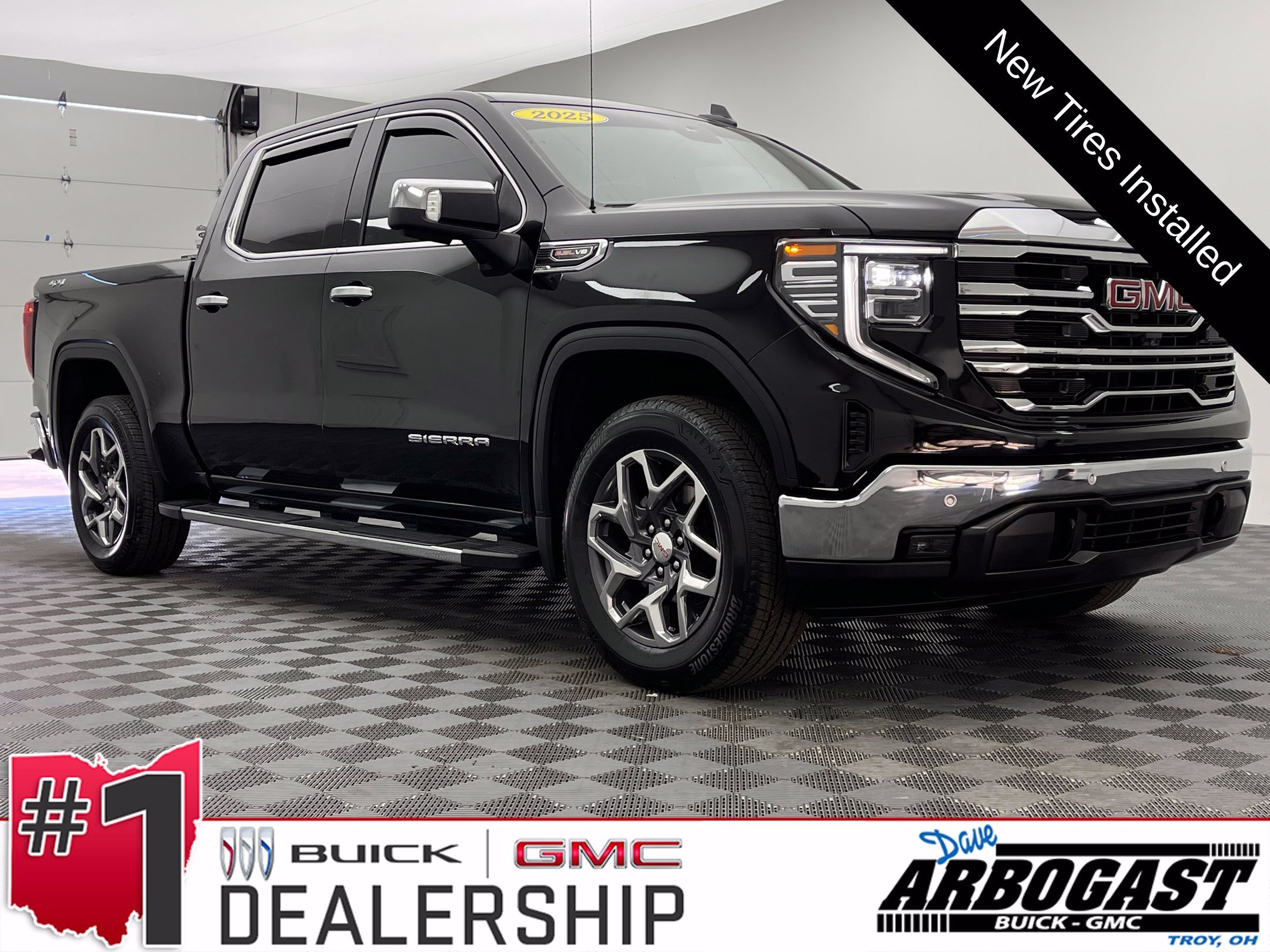 Used 2025 Onyx Black GMC SLT image 1