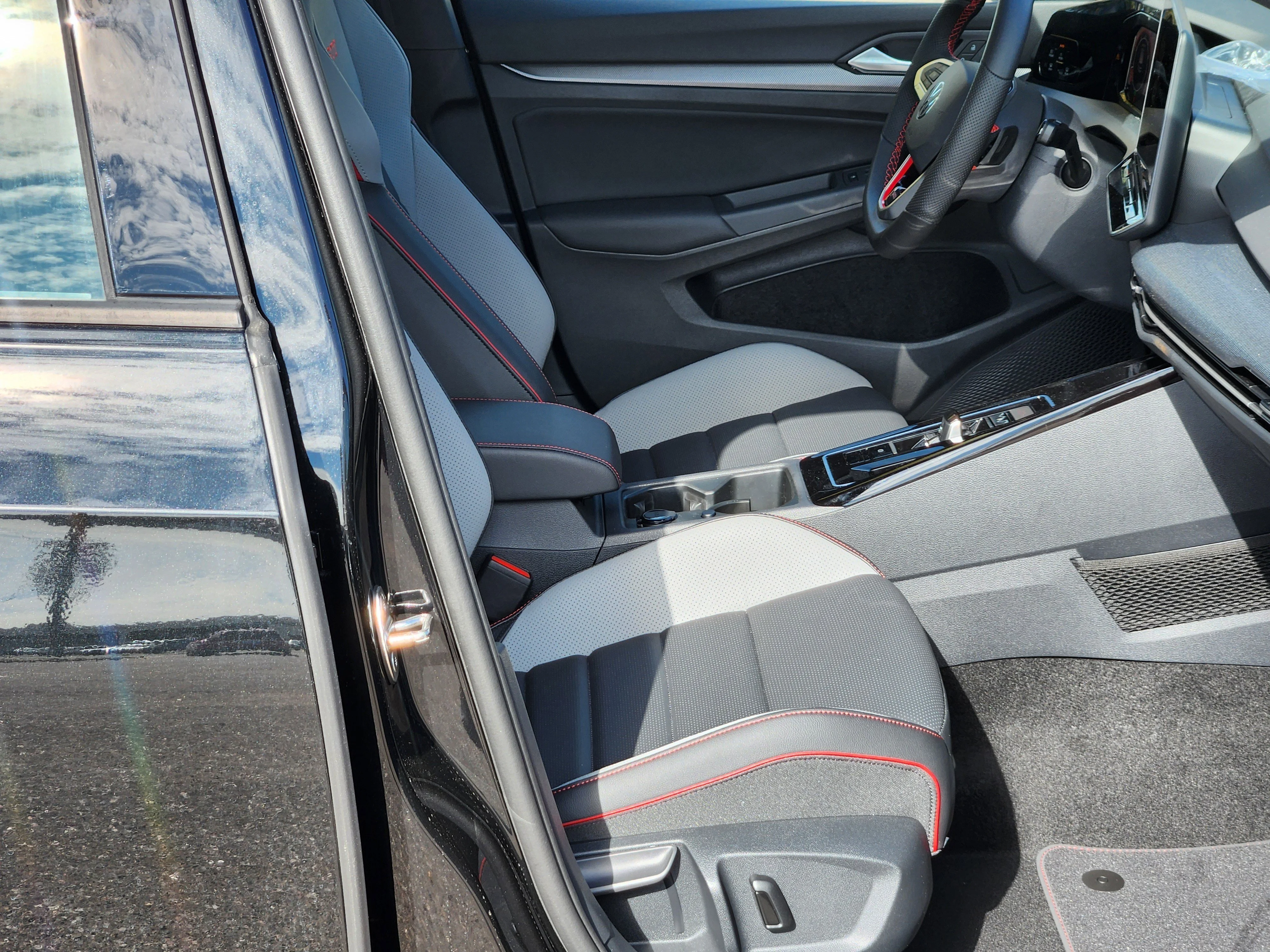 2025 Volkswagen Golf GTI SE - Photo 12