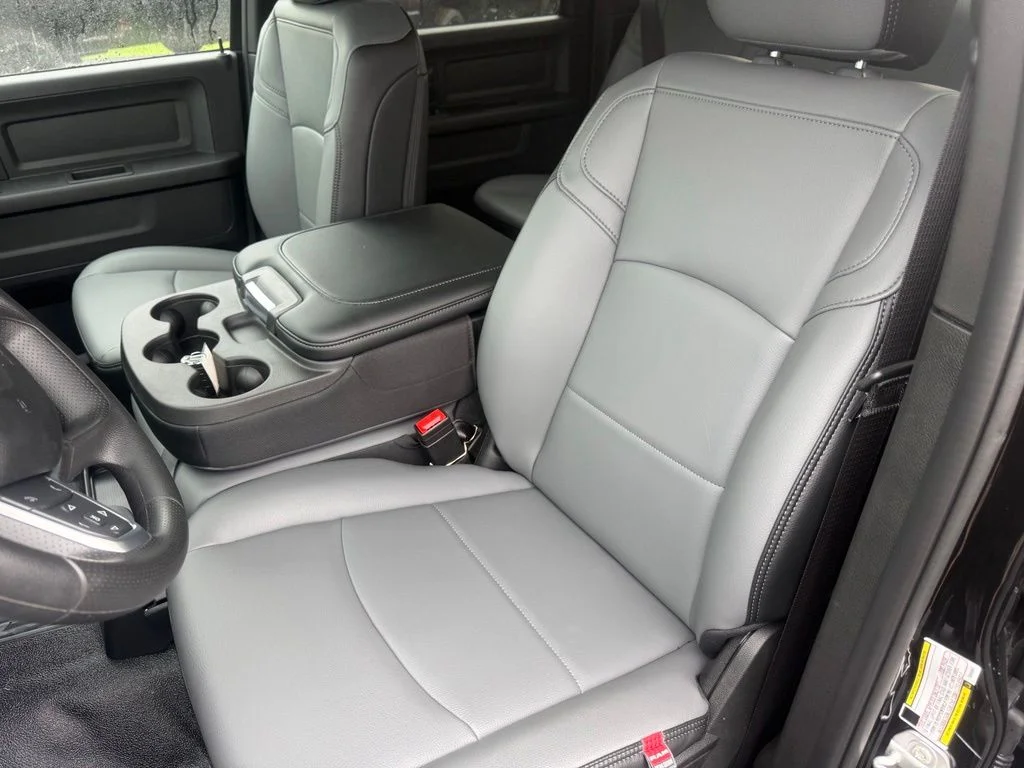 New 2026 Diamond Black Crystal Pearl-Coat Exterior Paint RAM Tradesman image 15