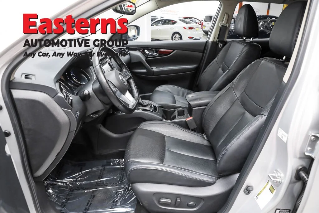 Used 2022 Silver Nissan SL image 14