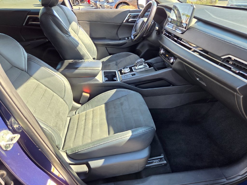 Used 2022  Mitsubishi  image 19