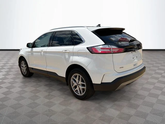 Used 2022 Oxford White Ford SEL image 5