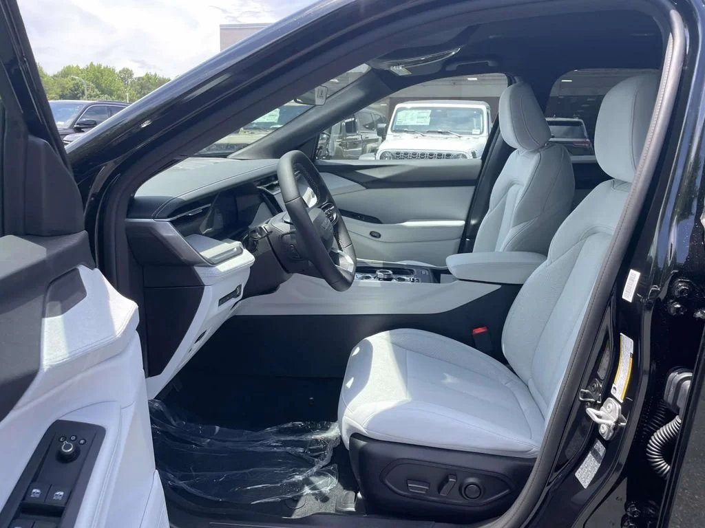 New 2026 Diamond Black Crystal Pearlcoat Jeep Laredo image 26