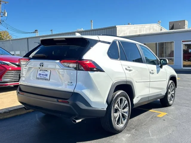 Used 2022 White Toyota XLE Premium image 13