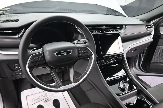 Used 2025 Silver Jeep Laredo image 28