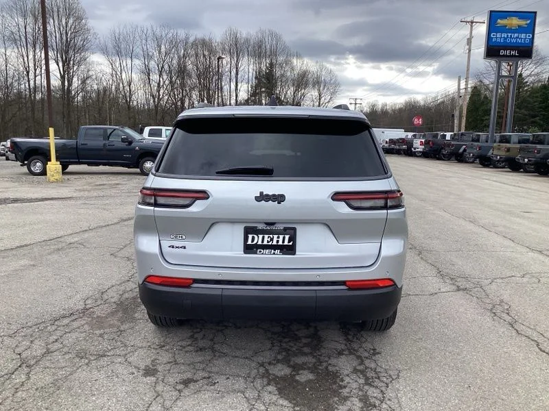 New 2026 Silver Zynith Exterior Paint Jeep Altitude image 6