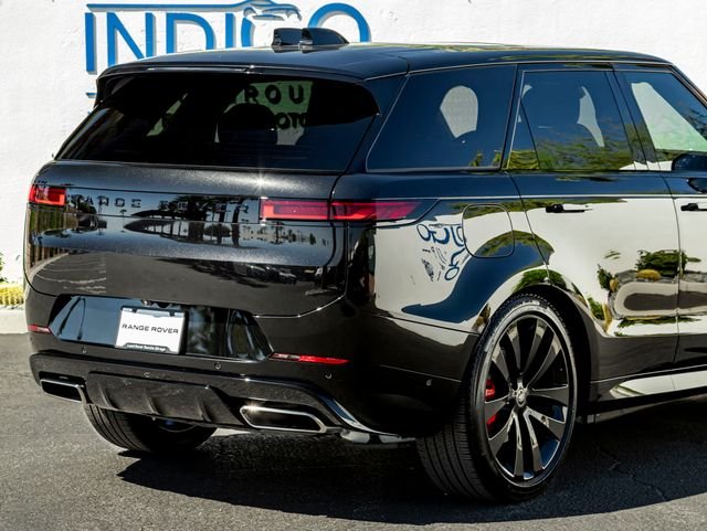 Used 2025 Santorini Black Metallic Land Rover Dynamic SE image 7