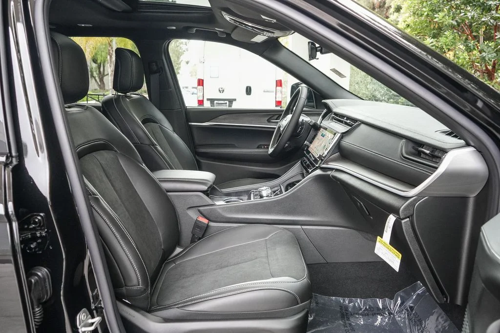 New 2026 Diamond Black Crystal Pearlcoat Jeep Altitude image 14