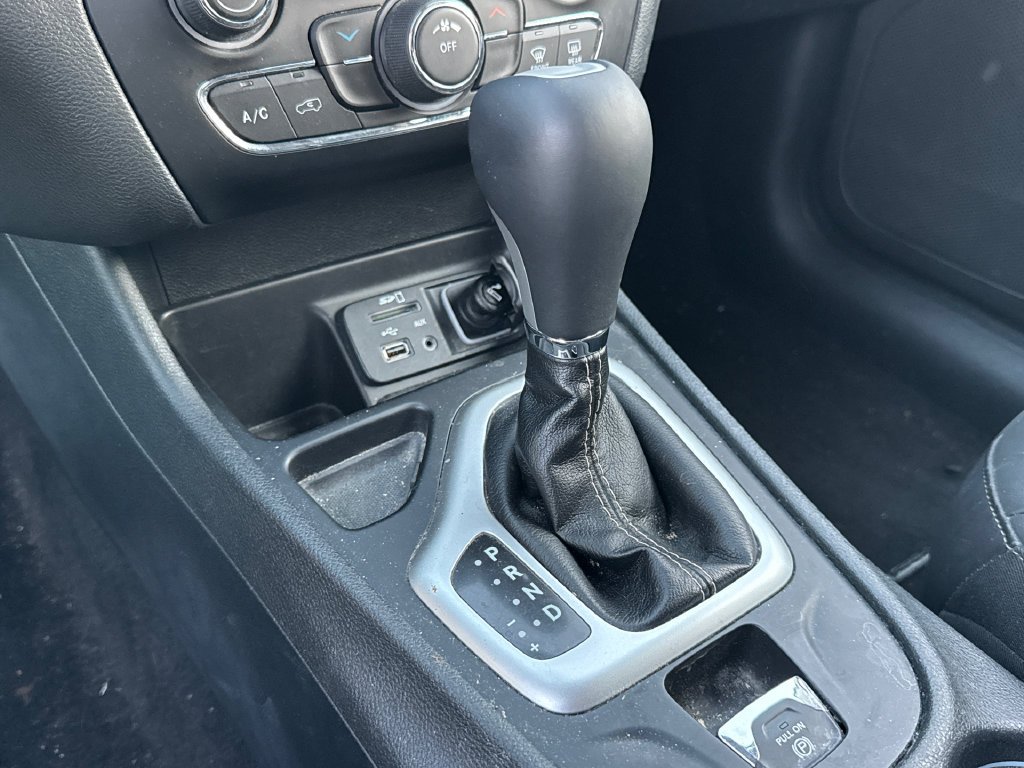 Used 2018 Crystal Metallic Jeep Latitude Plus image 11