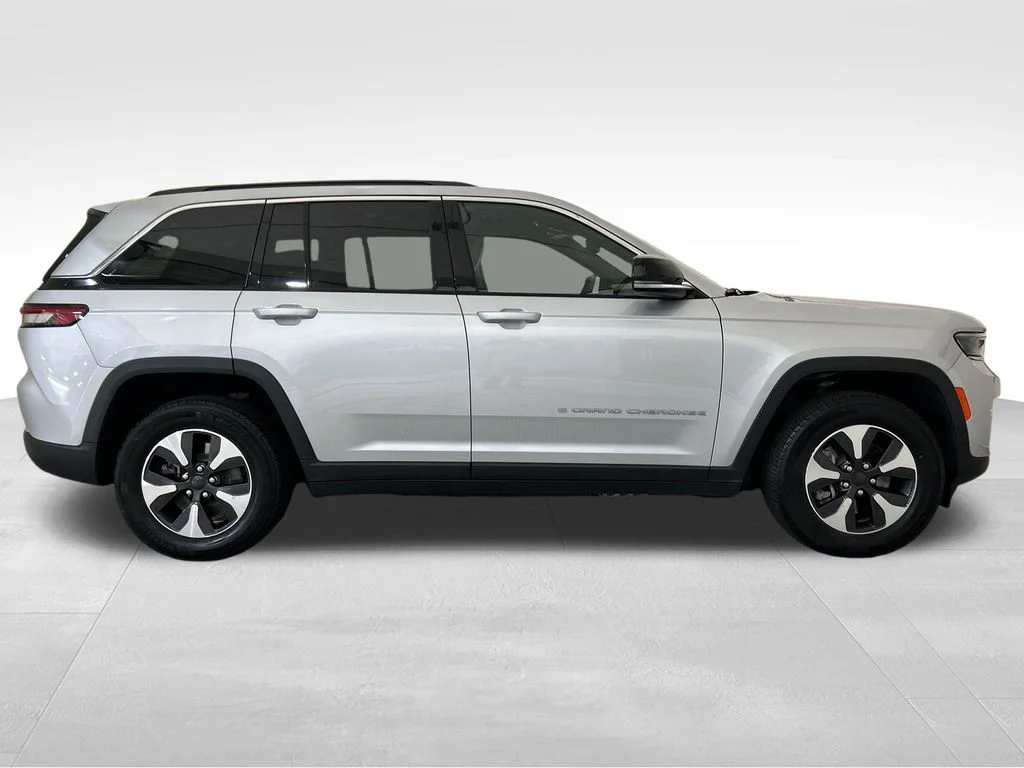Used 2024 Silver Jeep 4xe image 7