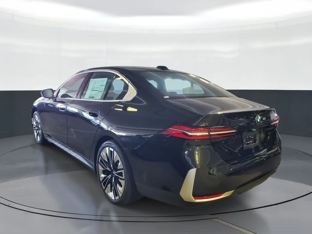 New 2027 Dk. BMW 530i image 4