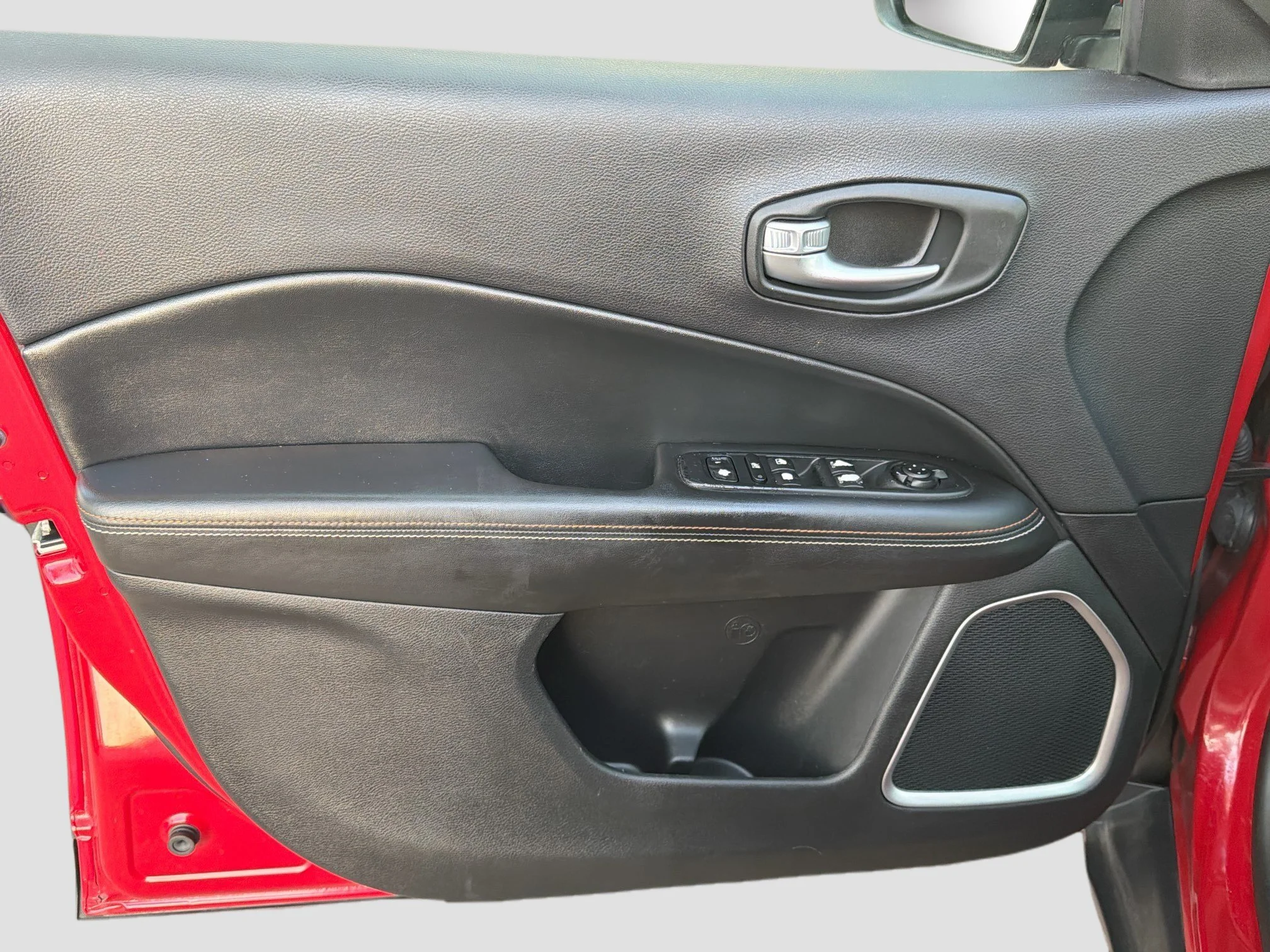 Used 2018 Redline Pearlcoat Jeep Latitude image 21