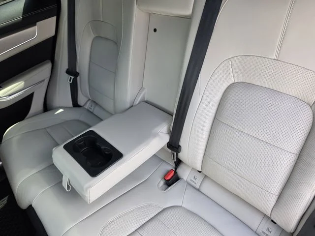 2025 Jaguar F-PACE R-Dynamic S - Photo 19
