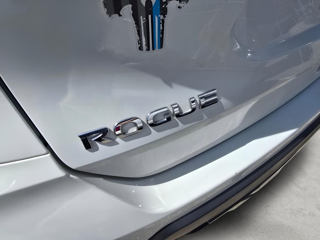 Used 2020 Glacier White Nissan S image 18