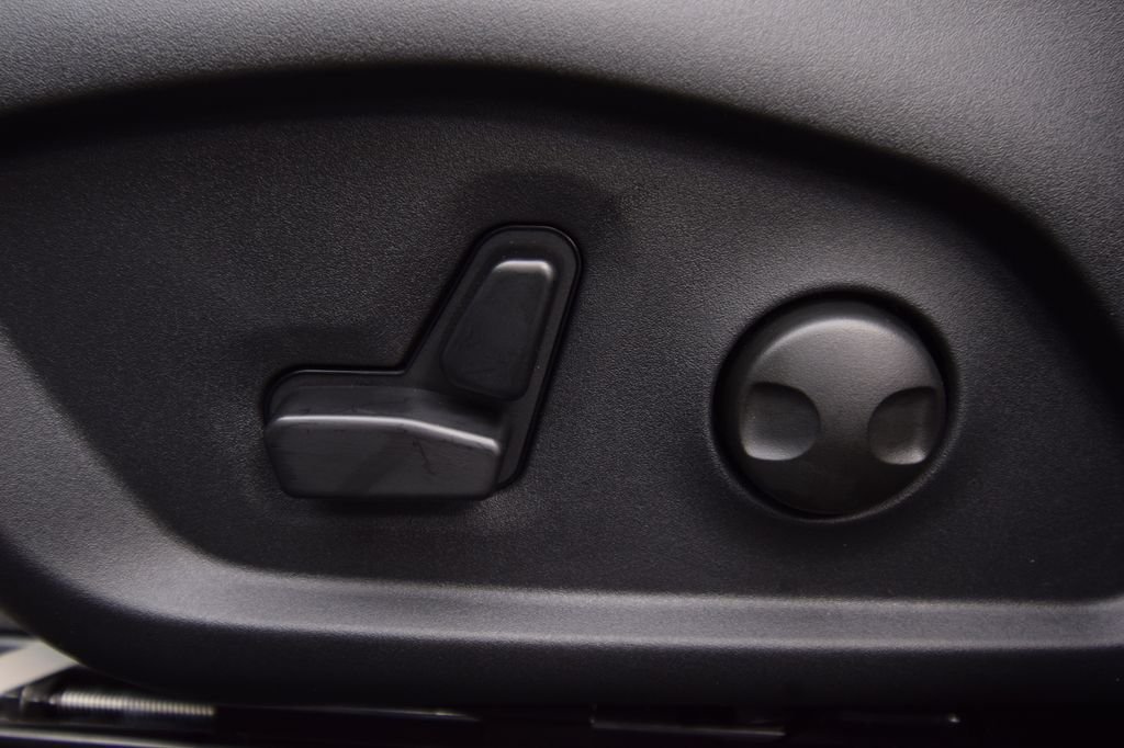 New 2026 Diamond Black Crystal Pearlcoat Jeep Latitude image 34