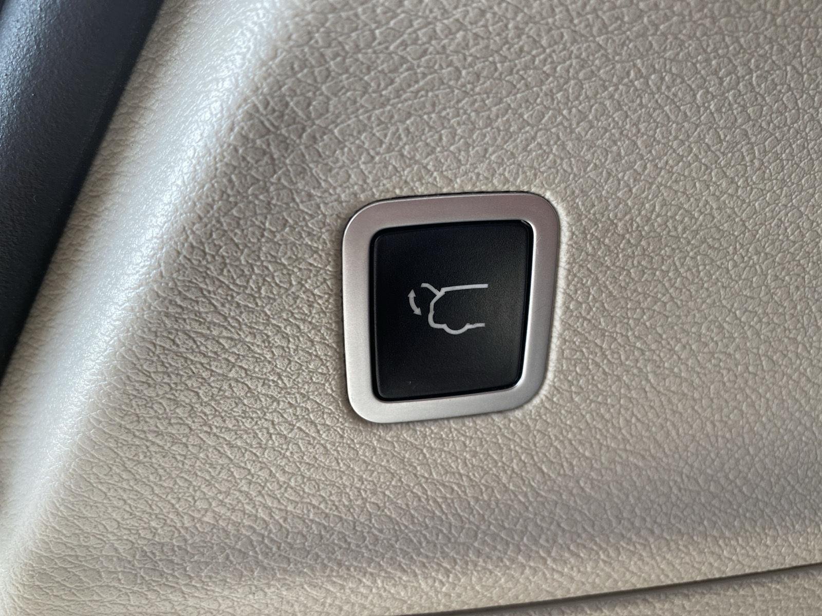 Used 2019 Bright White Clearcoat Chrysler Limited image 16