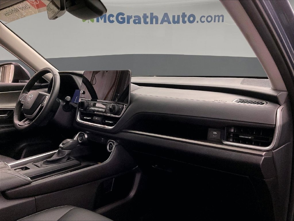 Used 2025 White Toyota XLE image 22