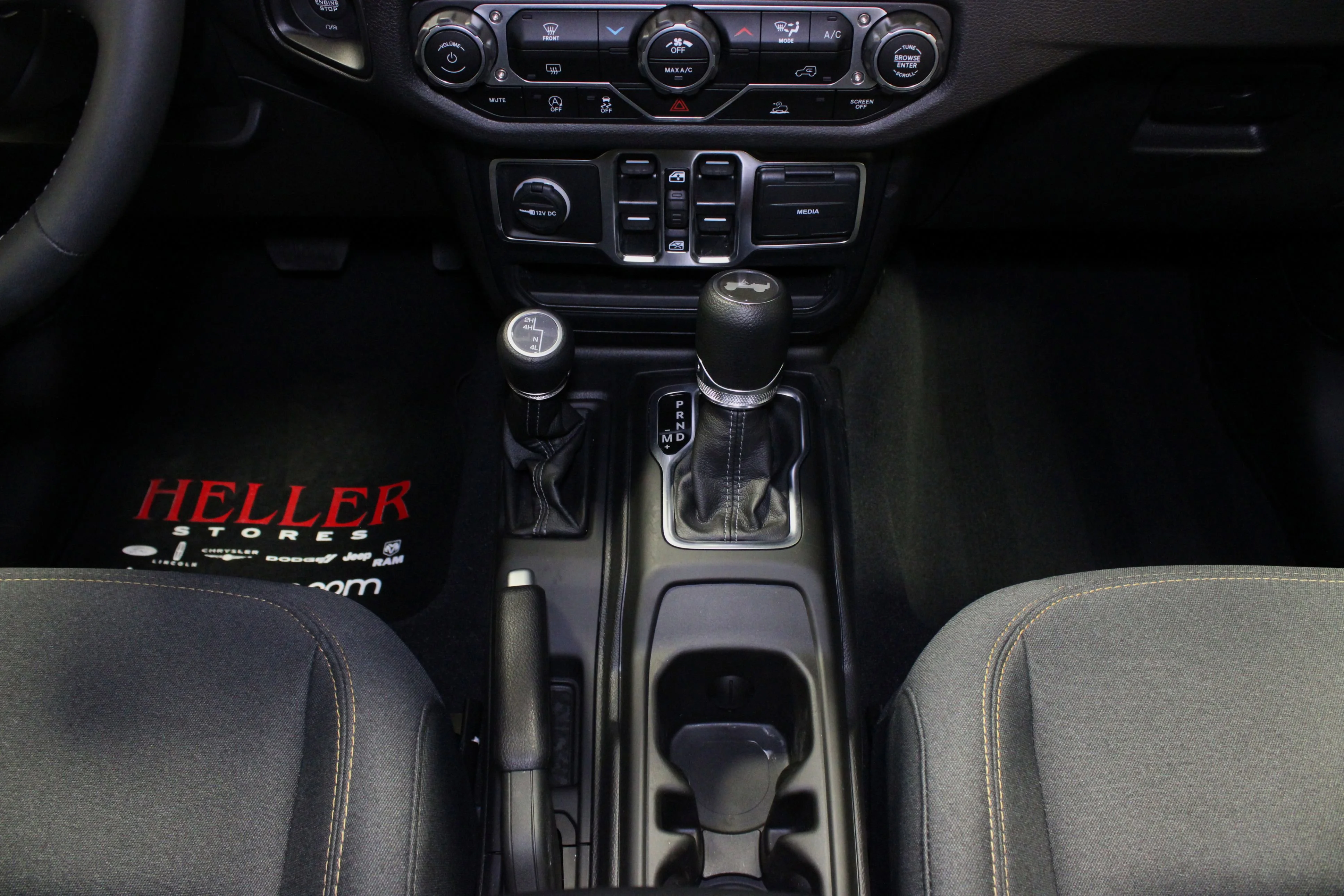 Used 2025 Granite Crystal Metallic Clearcoat Jeep Sport S image 19