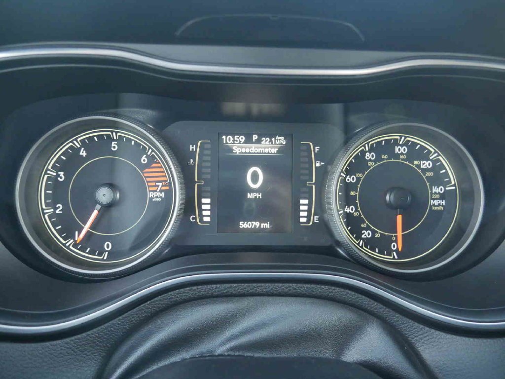 Used 2021 Silver Jeep Latitude image 33