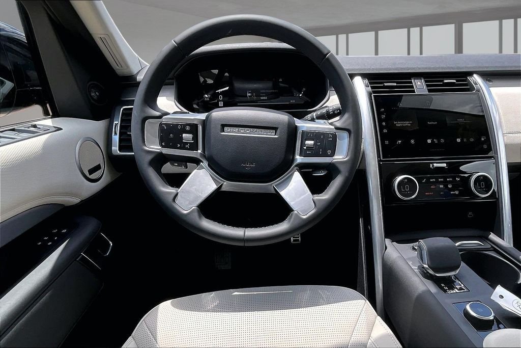 Used 2025 Black Land Rover Dynamic SE image 5