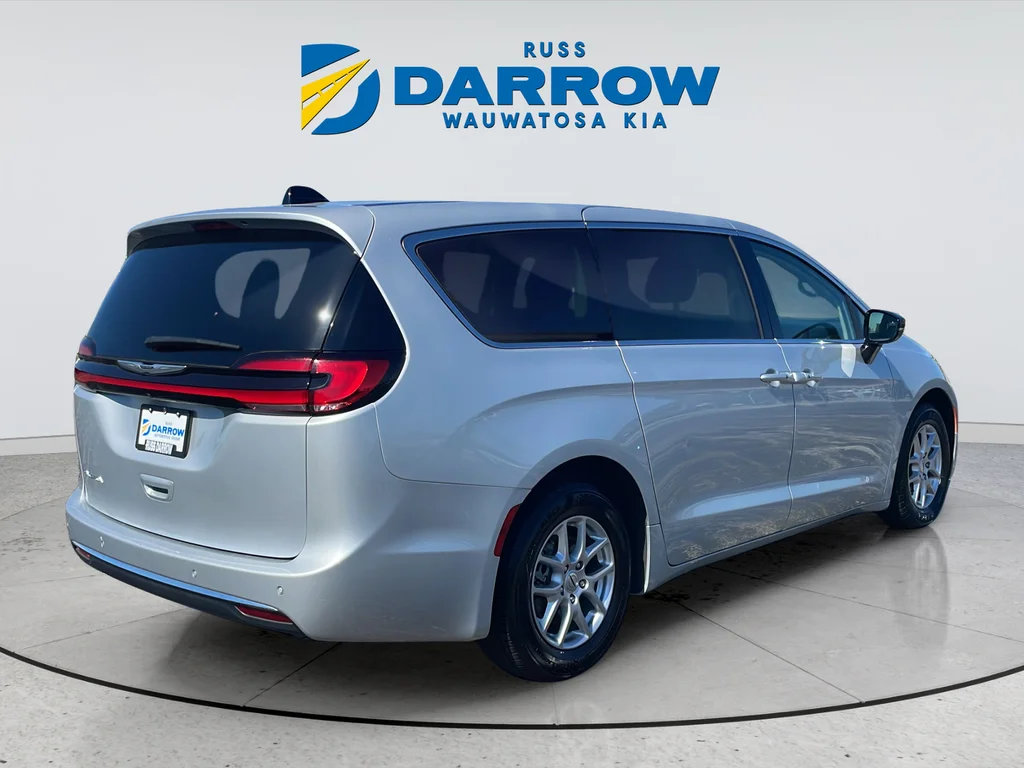 Used 2024 Silver Chrysler Touring L image 5