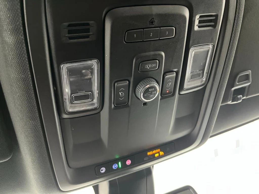 Used 2022 White Chevrolet Z71 image 14