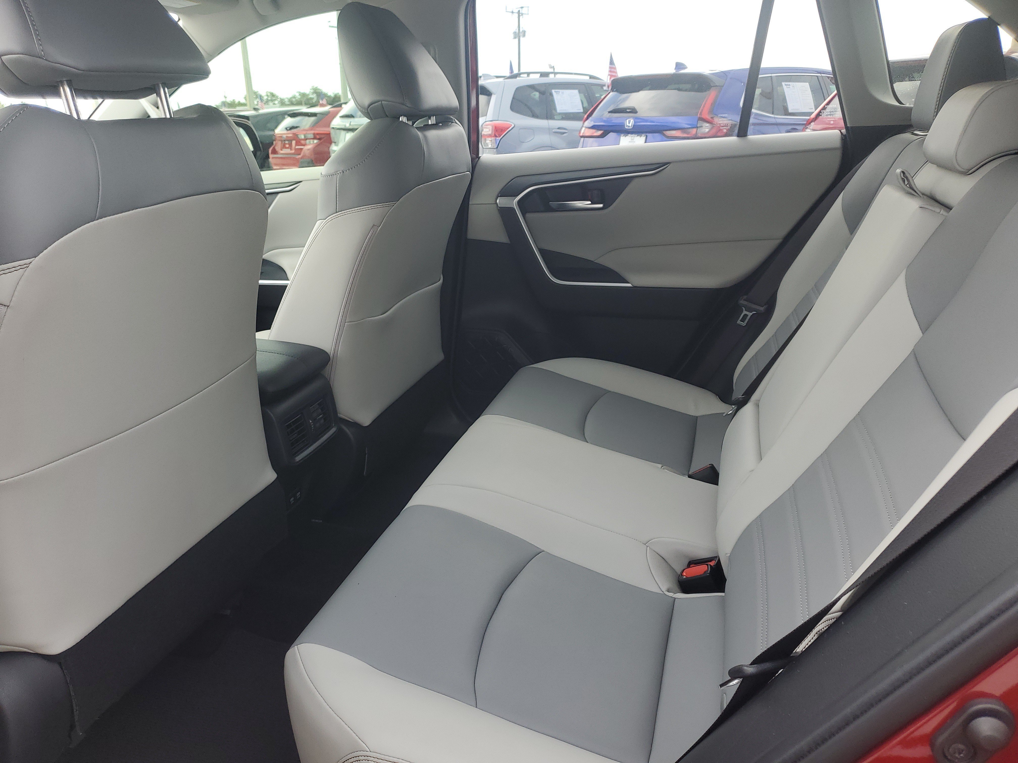 Used 2019 Pearl Toyota XLE Premium image 13