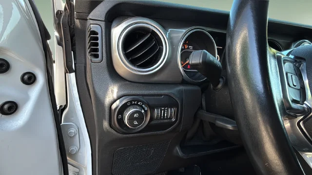 Used 2020 White Jeep Overland 4x4 image 22