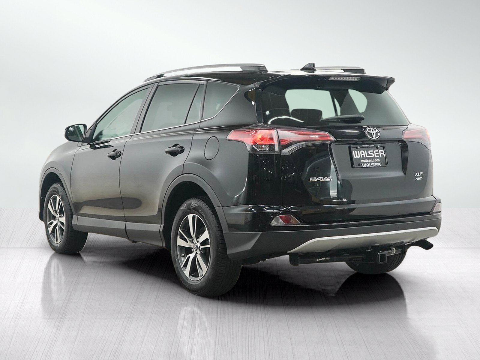 Used 2016 Black Toyota AWD 4dr XLE image 4