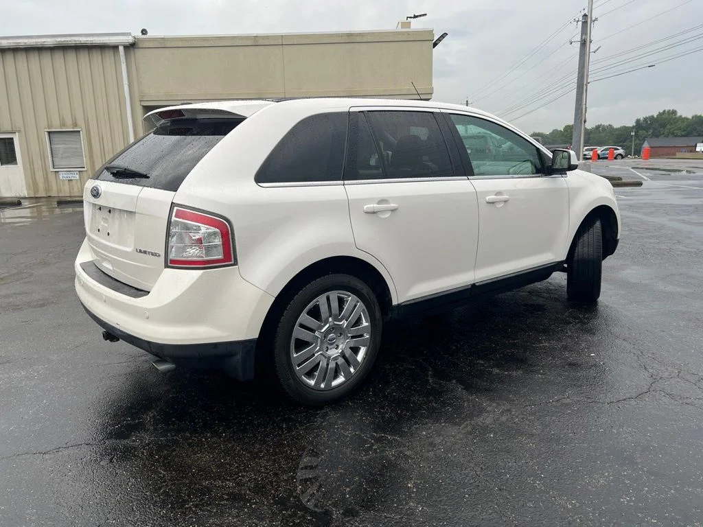 Used 2010 White Ford Limited image 3
