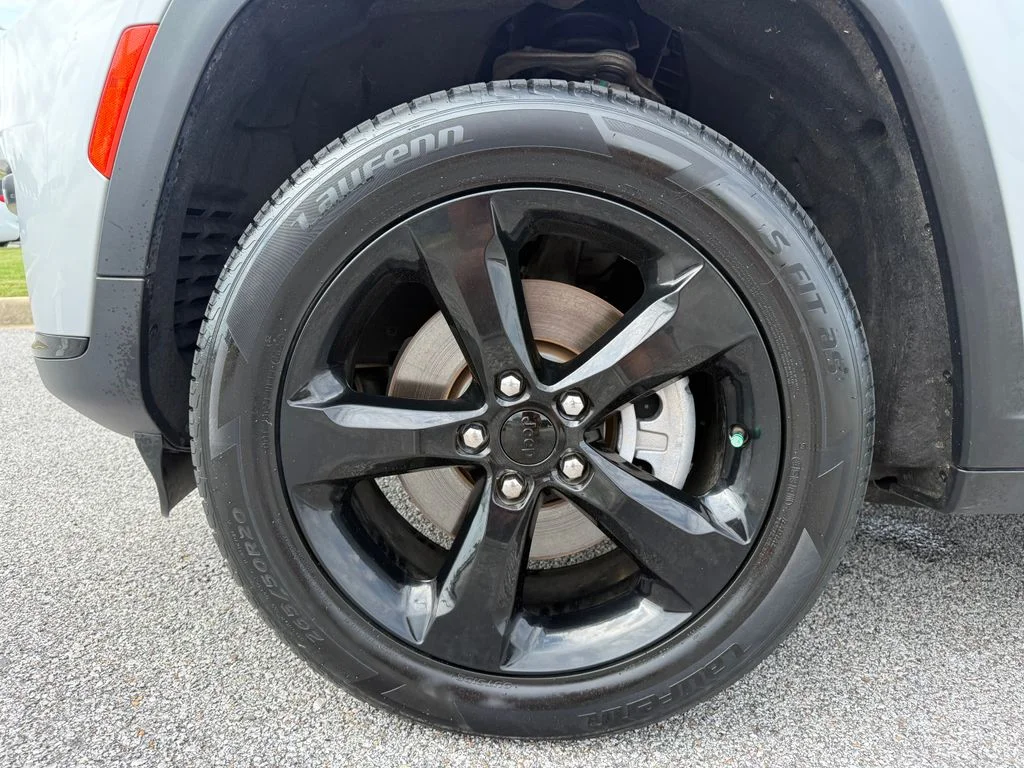 Used 2024 Silver Jeep Altitude X image 25