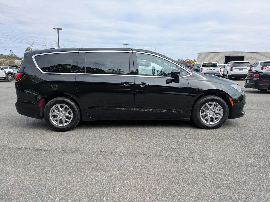 New 2026 Diamond Black Crystal Pearl-Coat Exterior Paint Chrysler LX image 4