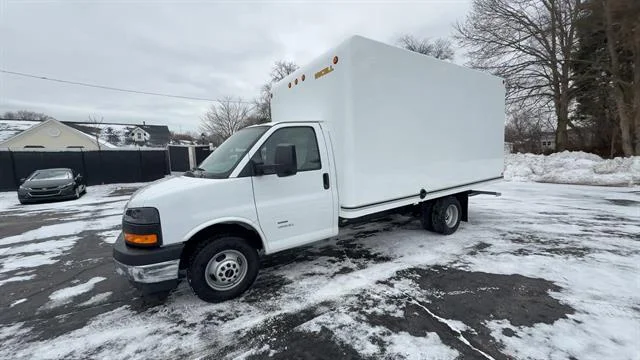 New 2025 Summit White GMC 2WT image 4