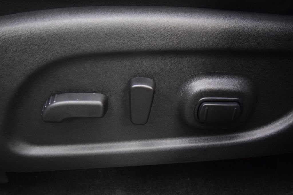 Used 2016 Silver Nissan Platinum image 23