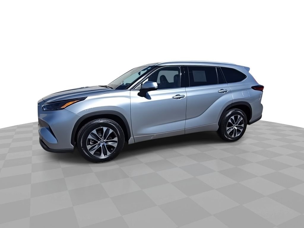 Used 2022 Silver Toyota XLE image 4