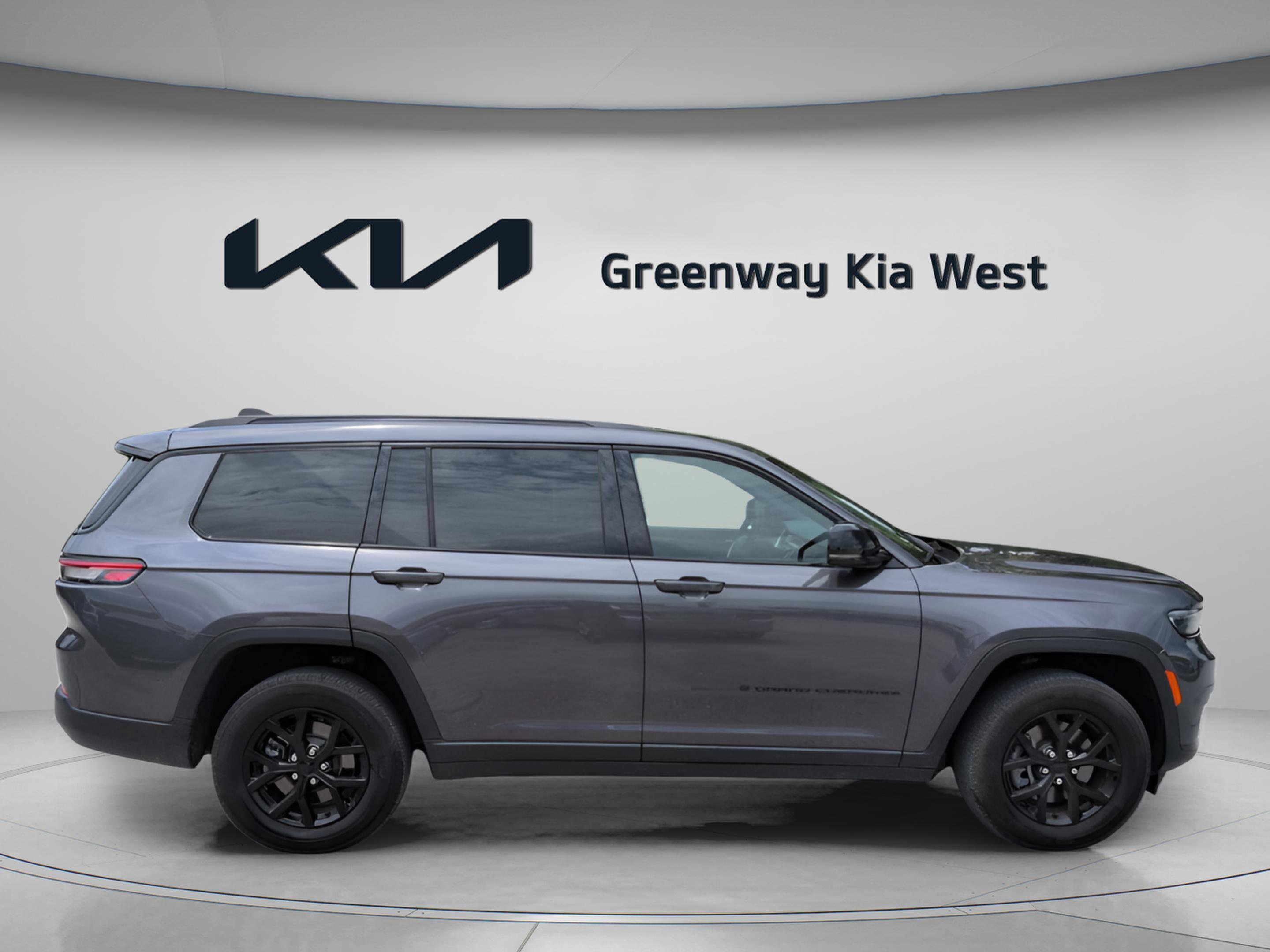 Used 2024 Baltic Gray Metallic Clearcoat Jeep Altitude image 8