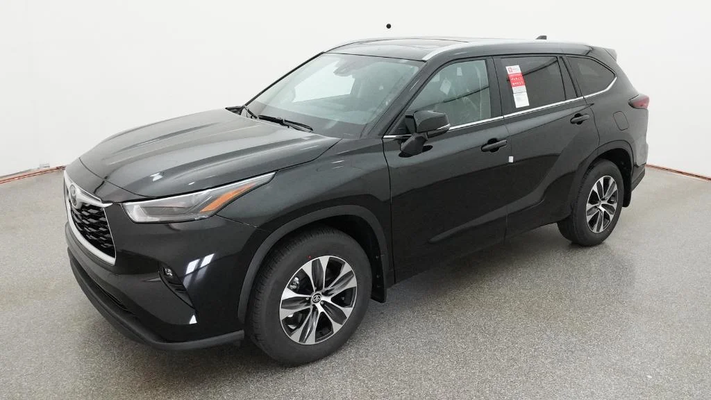 2026 Toyota Highlander XLE AWD's photo